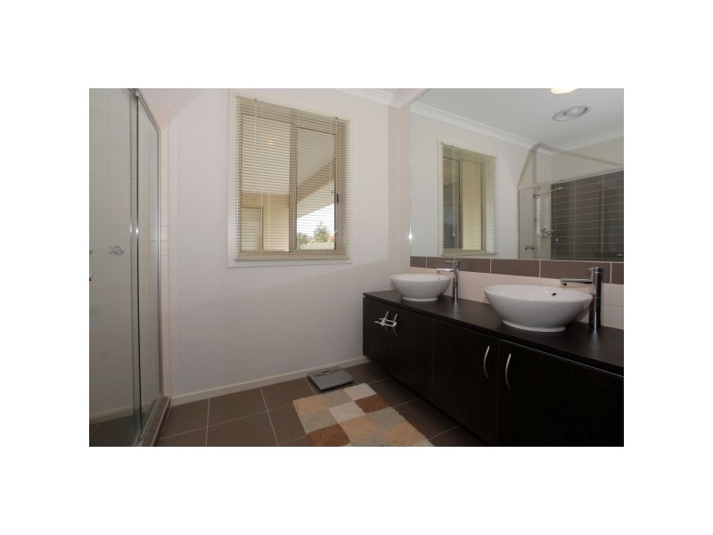 5 Lakeside Drive, Sandhurst VIC 3977