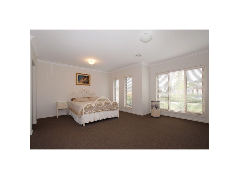 5 Lakeside Drive, Sandhurst VIC 3977