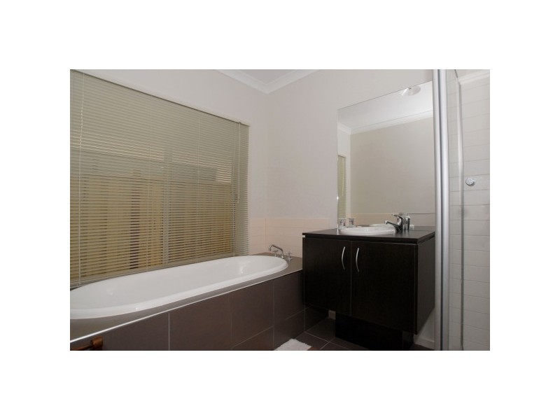 5 Lakeside Drive, Sandhurst VIC 3977