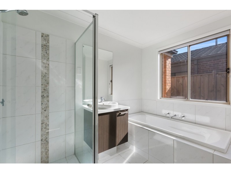 10 Heathfield Lane, Officer VIC 3809