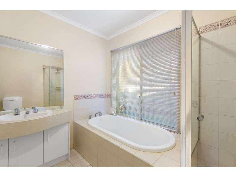 11 Parkside Mews, Cranbourne West VIC 3977