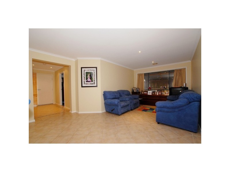 11 Windsor Grange Court, Skye VIC 3977