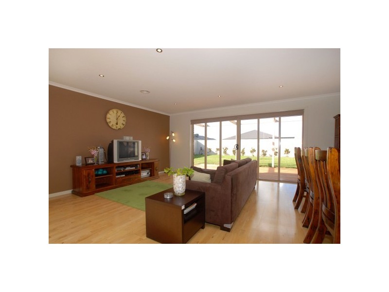 10 Broadleaf Way, Cranbourne VIC 3977