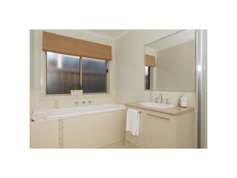 10 Broadleaf Way, Cranbourne VIC 3977