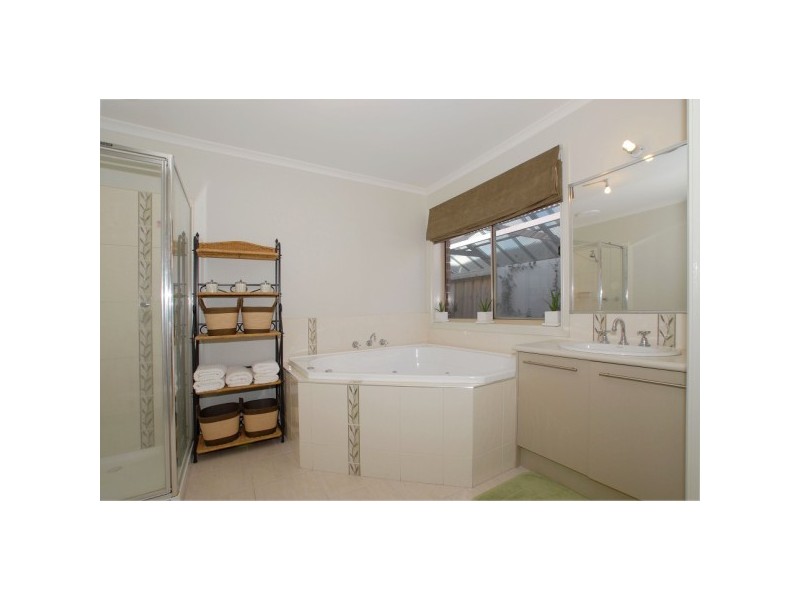 10 Broadleaf Way, Cranbourne VIC 3977