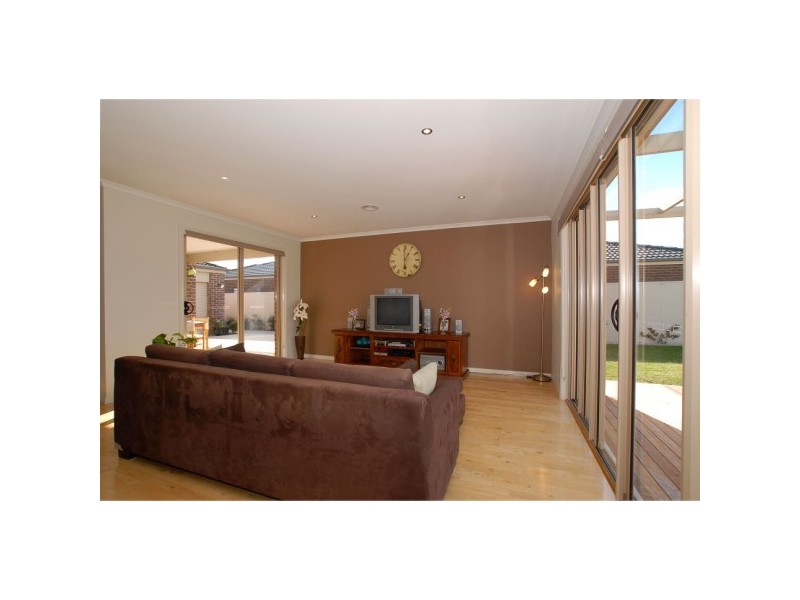 10 Broadleaf Way, Cranbourne VIC 3977