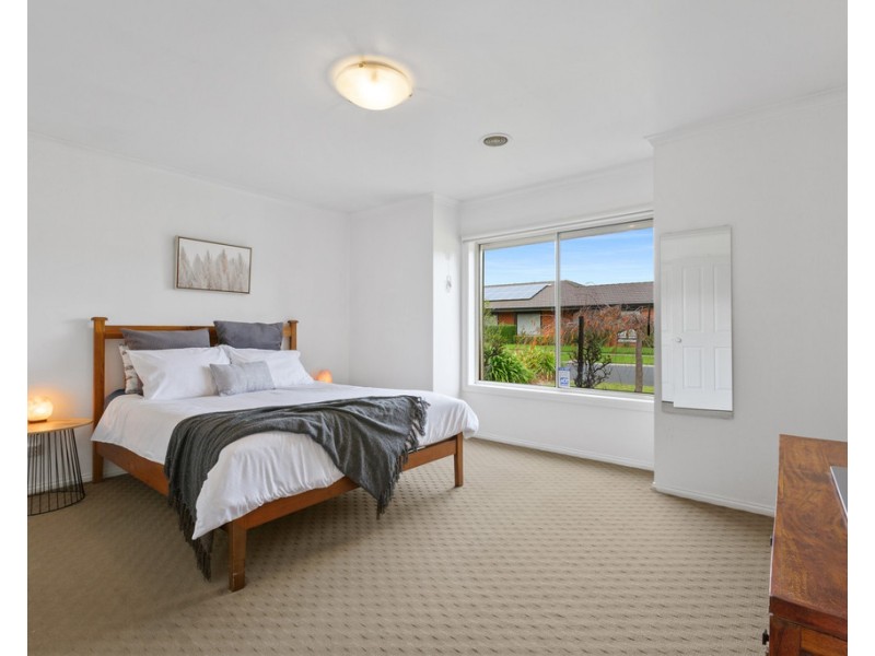 7 Ross Crescent, Skye VIC 3977
