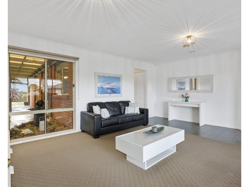 7 Ross Crescent, Skye VIC 3977