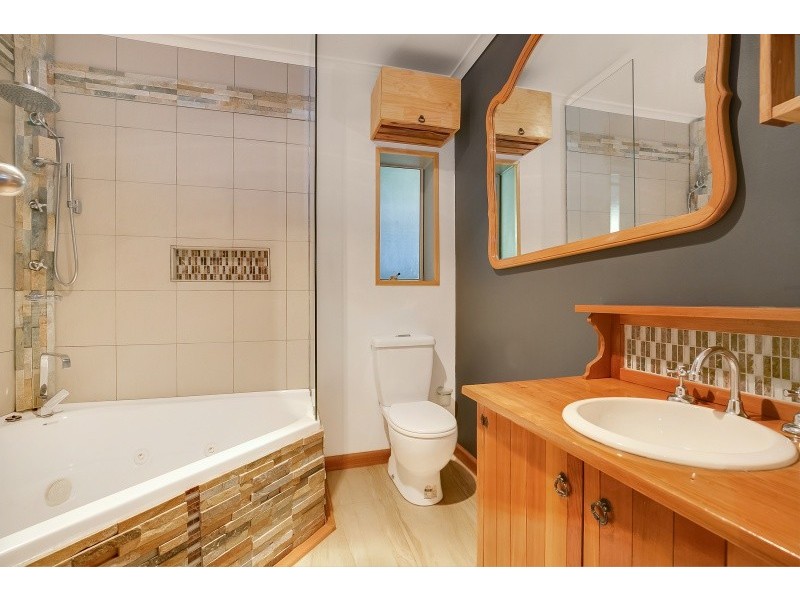 102 Rosemary Crescent, Frankston North VIC 3200