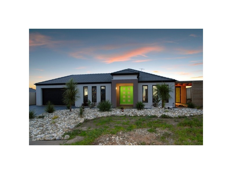 18 EmmerGreen Retreat, Cranbourne VIC 3977