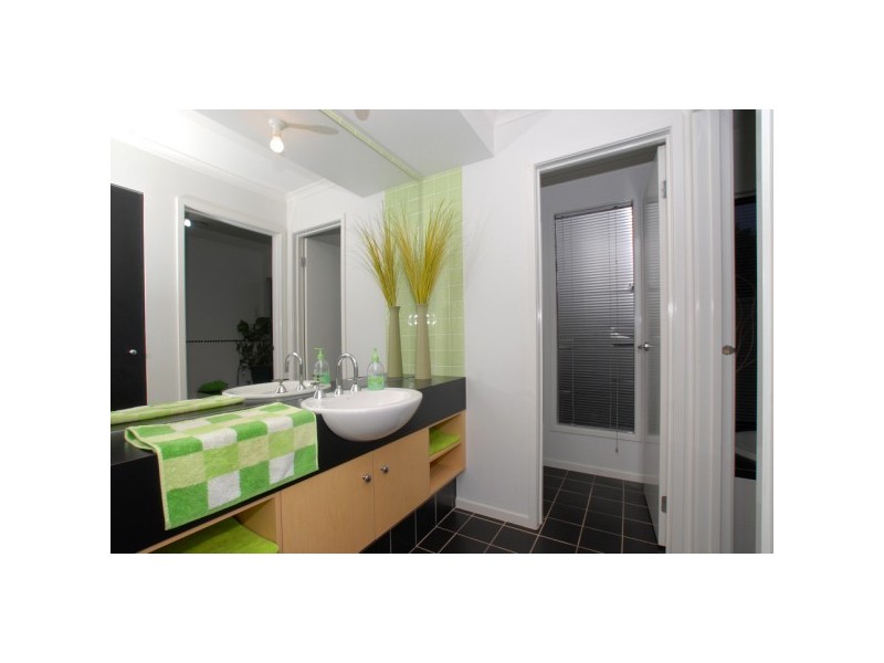 18 EmmerGreen Retreat, Cranbourne VIC 3977