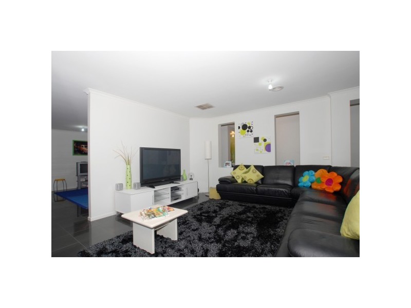 18 EmmerGreen Retreat, Cranbourne VIC 3977