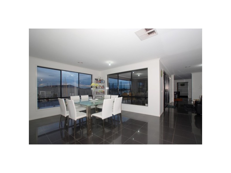 18 EmmerGreen Retreat, Cranbourne VIC 3977