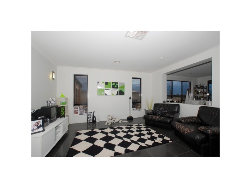 18 EmmerGreen Retreat, Cranbourne VIC 3977