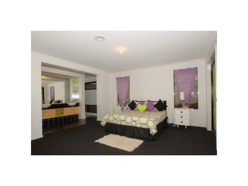 18 EmmerGreen Retreat, Cranbourne VIC 3977