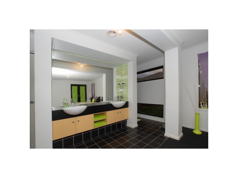 18 EmmerGreen Retreat, Cranbourne VIC 3977