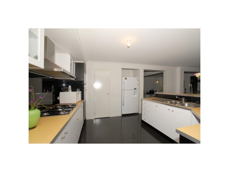 18 EmmerGreen Retreat, Cranbourne VIC 3977