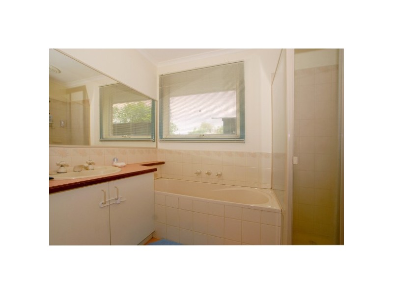 25 Oakwood Drive, Carrum Downs VIC 3201