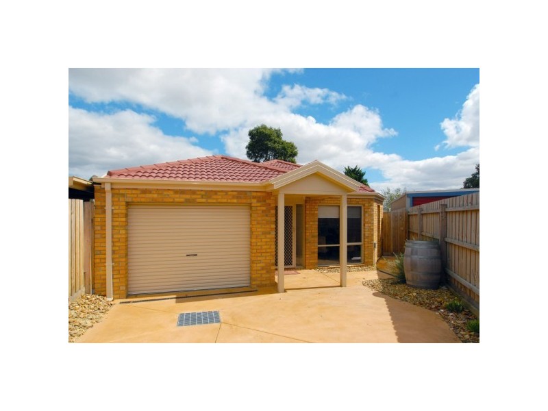 2/11 Mulberry Court, Cranbourne North VIC 3977