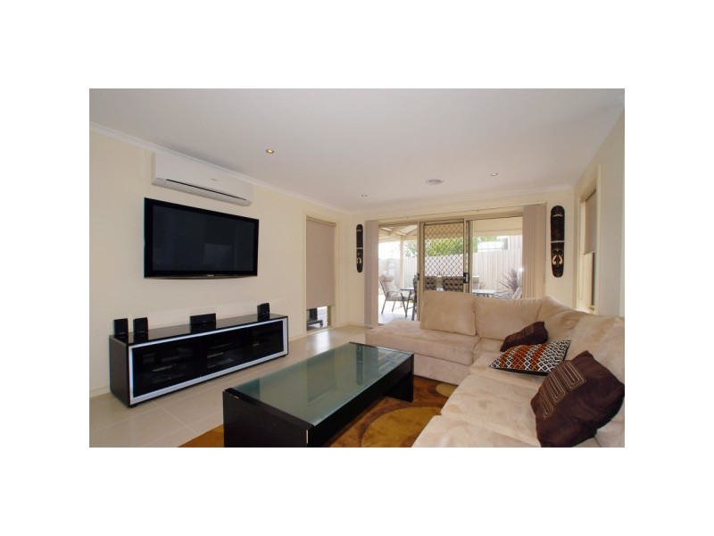 2/11 Mulberry Court, Cranbourne North VIC 3977