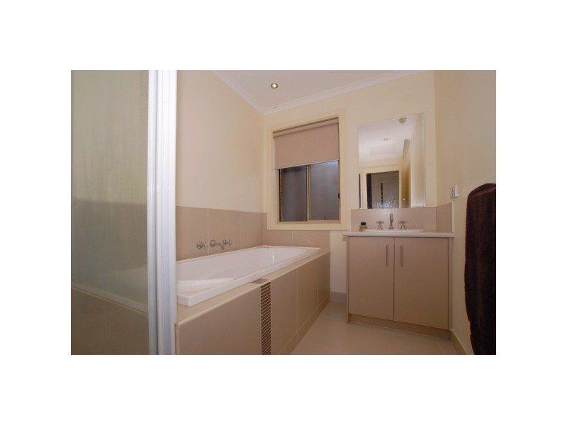 2/11 Mulberry Court, Cranbourne North VIC 3977