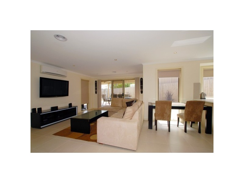 2/11 Mulberry Court, Cranbourne North VIC 3977