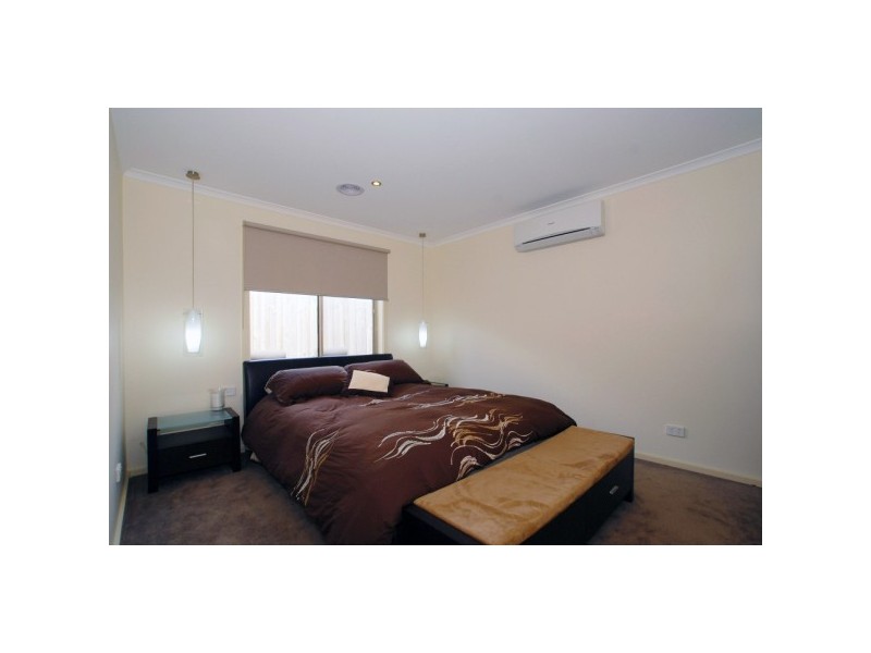 2/11 Mulberry Court, Cranbourne North VIC 3977