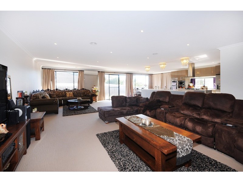 2 Flora Park Way, Carrum Downs VIC 3201