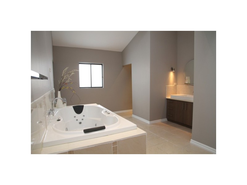 18 Golden Way, Skye VIC 3977