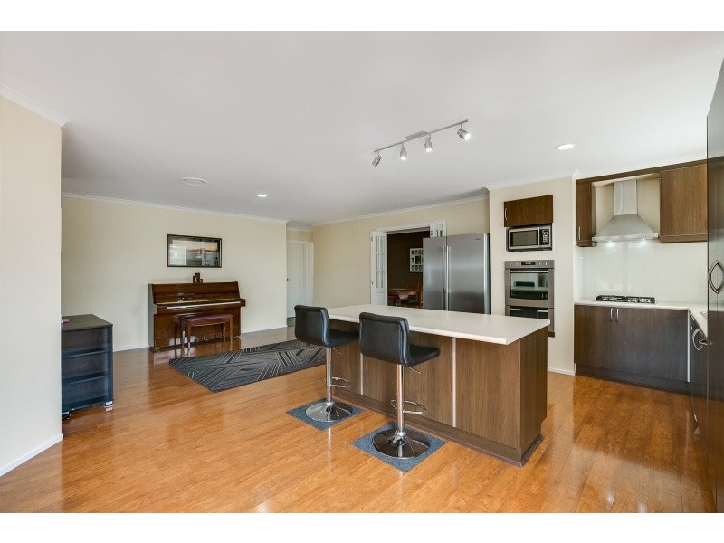 8 Tolga Close, Carrum Downs VIC 3201