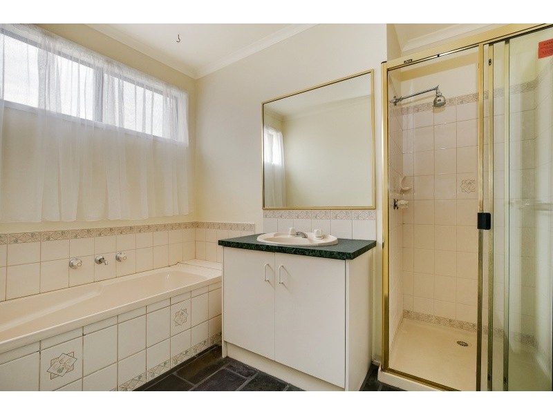 8 Tolga Close, Carrum Downs VIC 3201