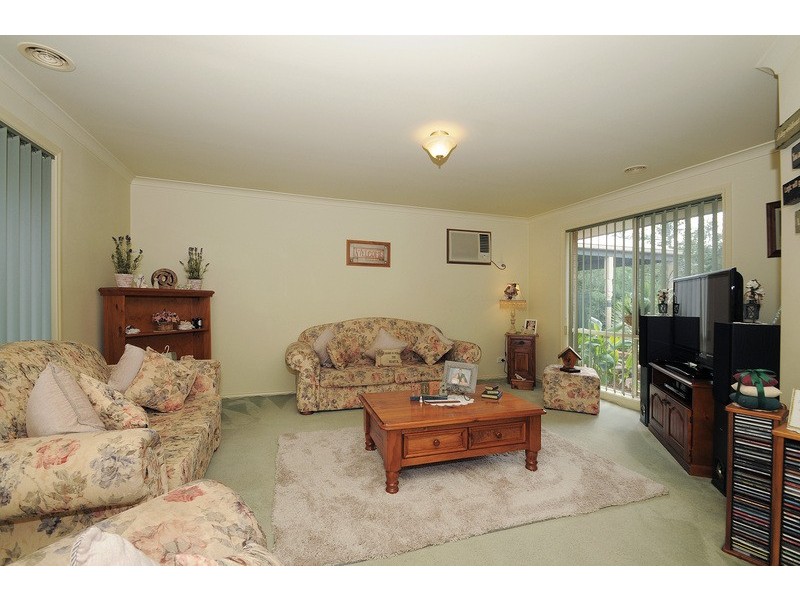 8 Jason Rd, Carrum Downs VIC 3201