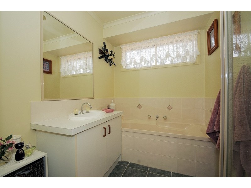 8 Jason Rd, Carrum Downs VIC 3201