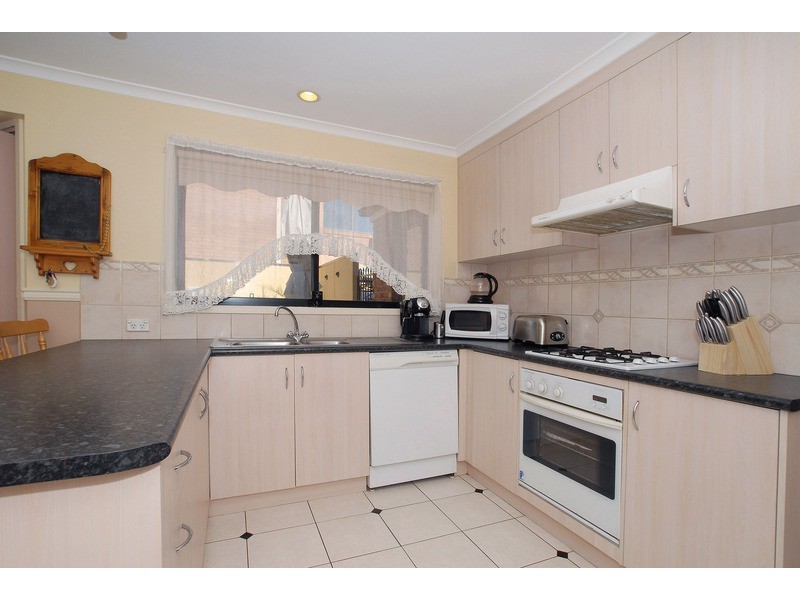 8 Alfred Deakin Grove, Skye VIC 3977