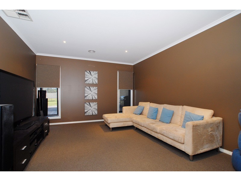 8 Alfred Close, Narre Warren North VIC 3804