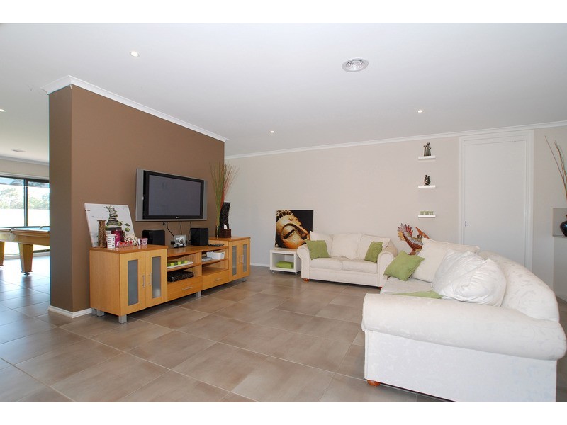 8 Alfred Close, Narre Warren North VIC 3804