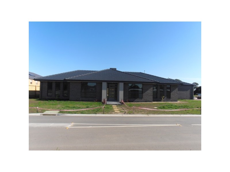 8 Dina Retreat, Carrum Downs VIC 3201