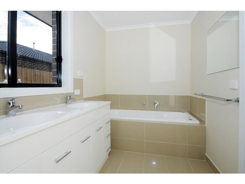 8 Dina Retreat, Carrum Downs VIC 3201