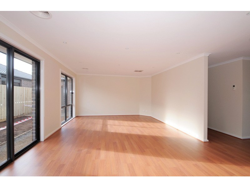 8 Dina Retreat, Carrum Downs VIC 3201