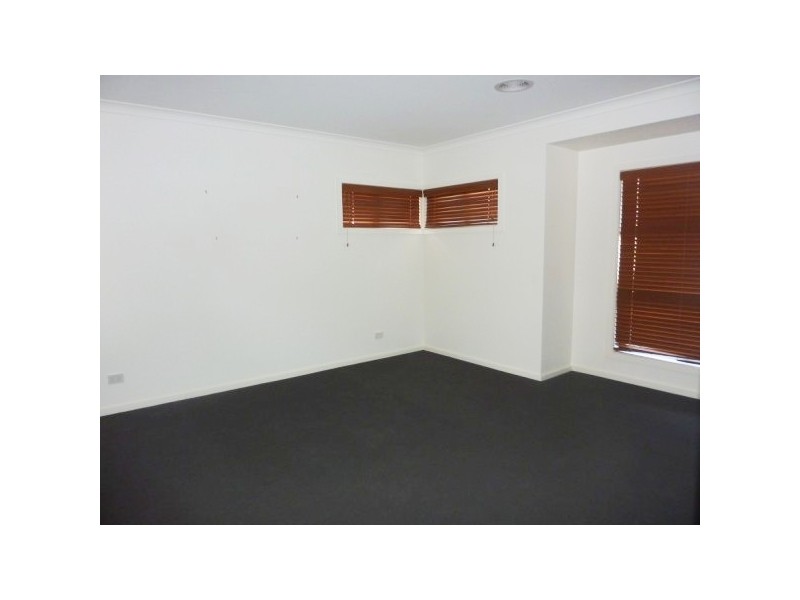 24 Sandarra Boulevard, Sandhurst VIC 3977