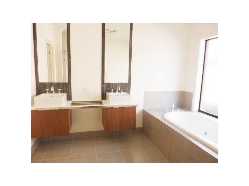 24 Sandarra Boulevard, Sandhurst VIC 3977