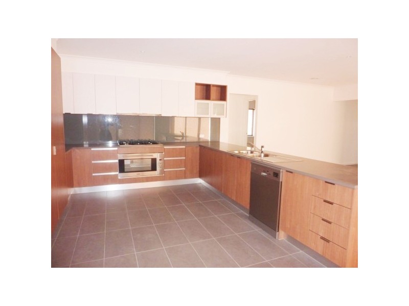 24 Sandarra Boulevard, Sandhurst VIC 3977