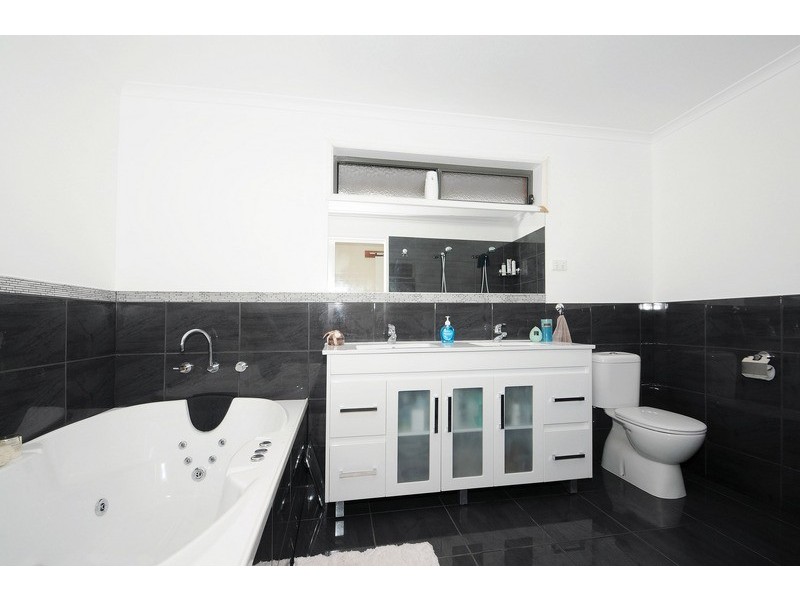 18 Conferta Court, Cranbourne West VIC 3977