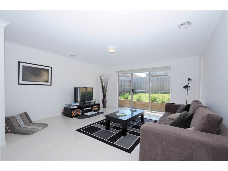 13 Eden Avenue, Skye VIC 3977