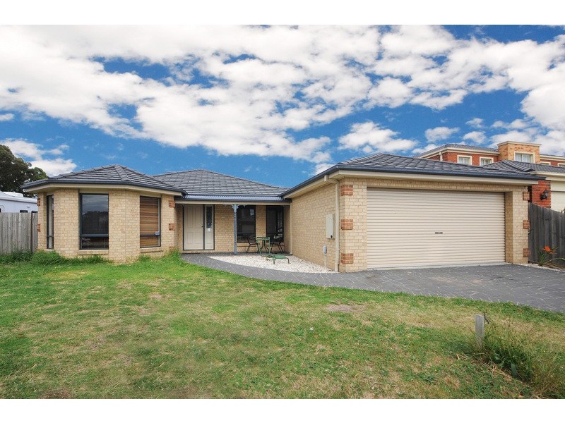 8 Natisone Place, Skye VIC 3977