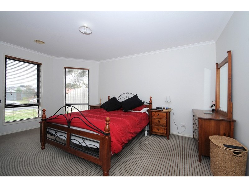 8 Natisone Place, Skye VIC 3977