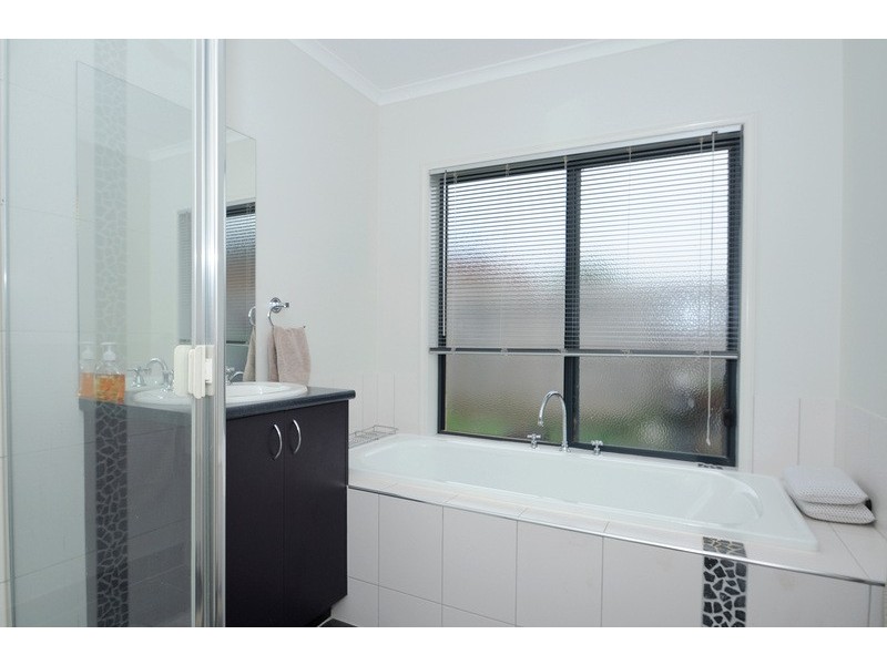 8 Natisone Place, Skye VIC 3977