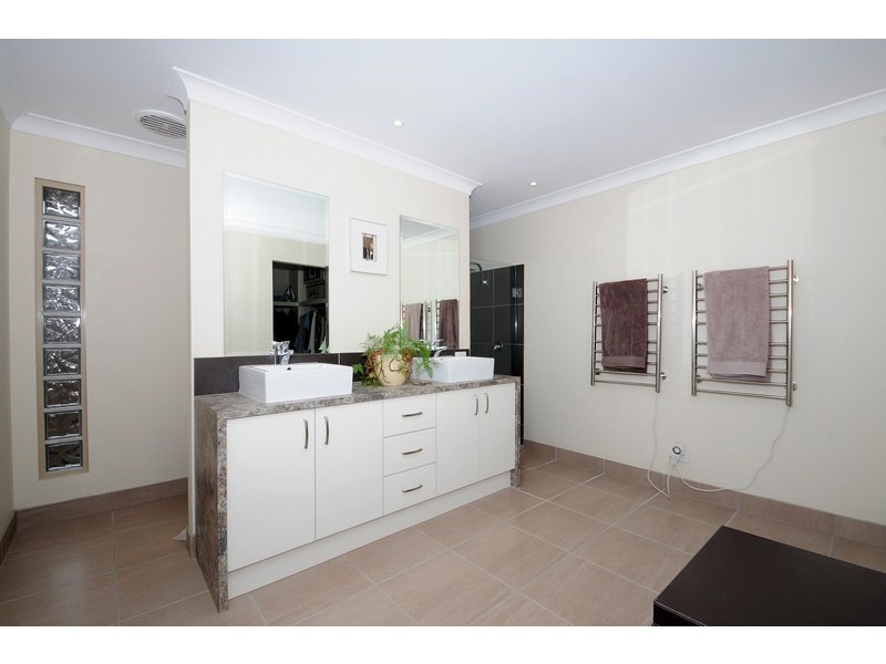 9 Commonwealth Terrace, Sandhurst VIC 3977