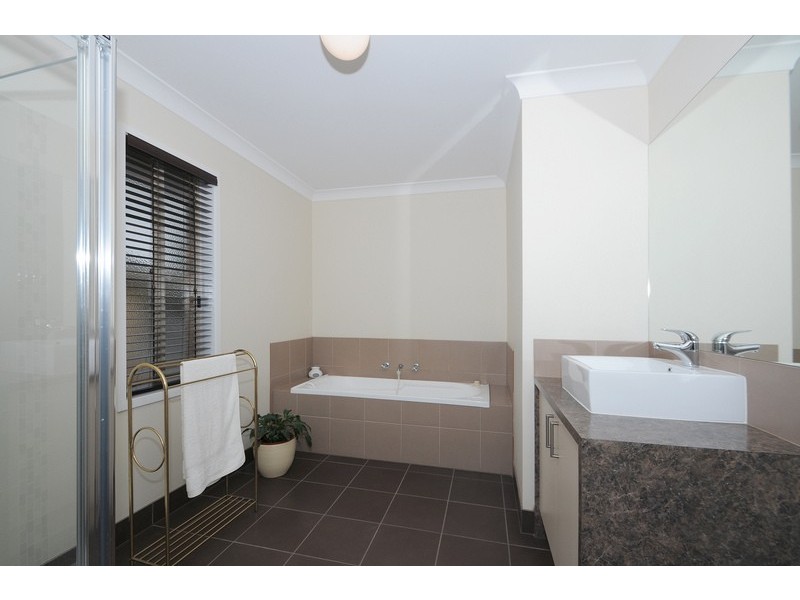 9 Commonwealth Terrace, Sandhurst VIC 3977