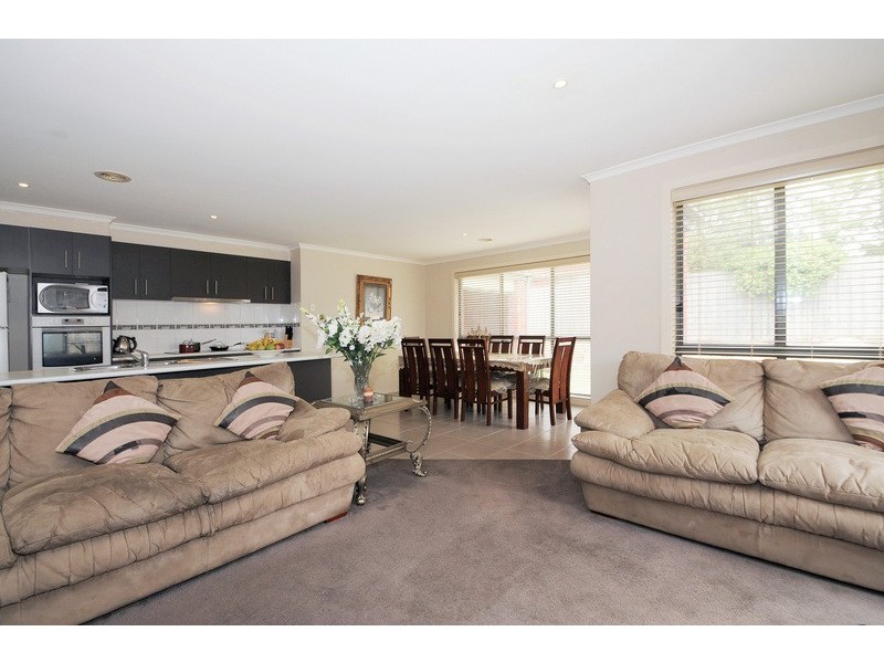 6 Sandalwood Grove, Carrum Downs VIC 3201